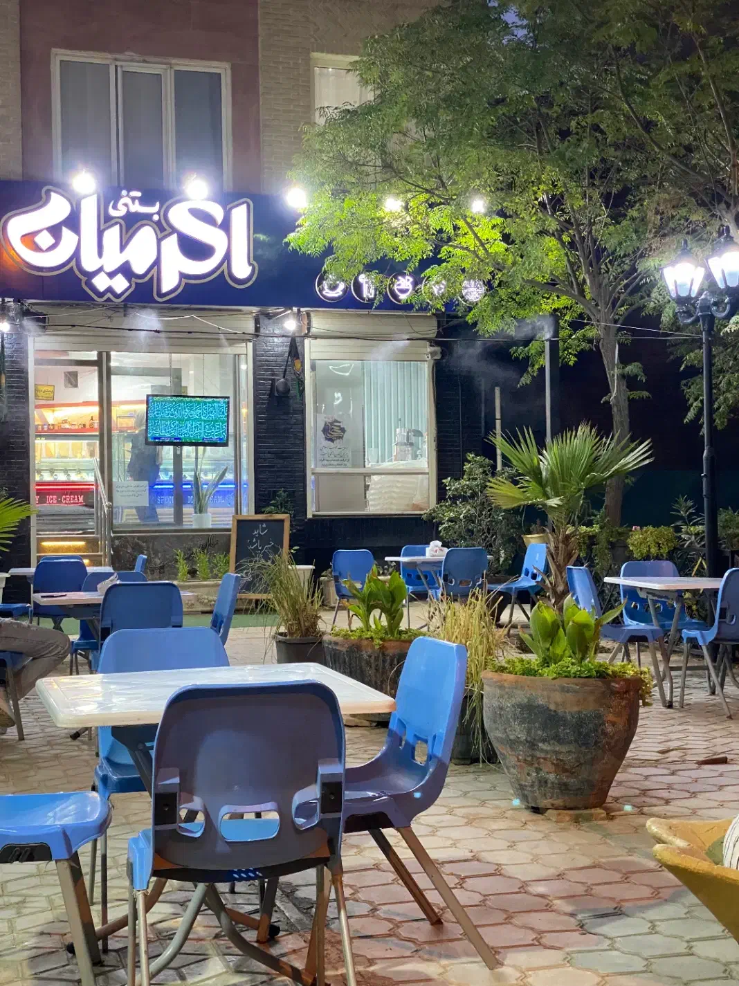 نیروی باریستا خانم(آموزش رایگان) بستنی اکرمیان|استخدام خدمات فروشگاه و رستوران|آران و بیدگل, |دیوار