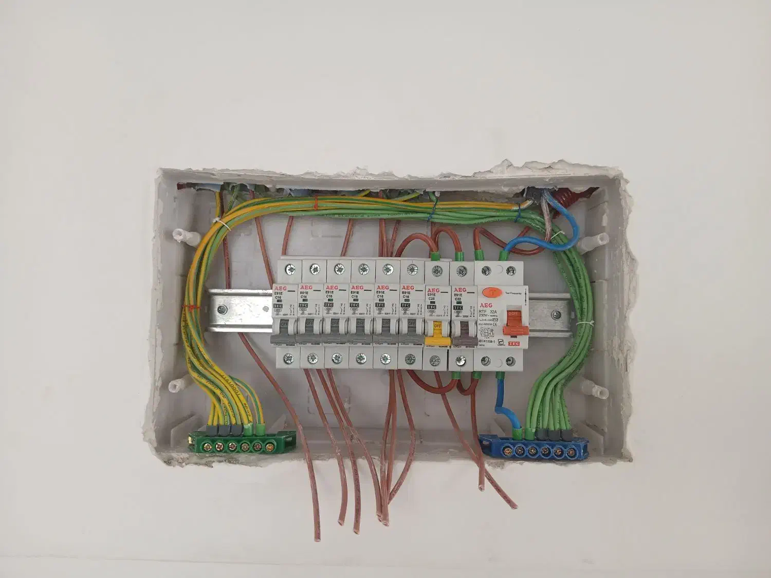 برق کار،خرده کاری برق ،اتصالی و سیم کشی کامل|خدمات پیشه و مهارت|مشهد, کوی المهدی|دیوار