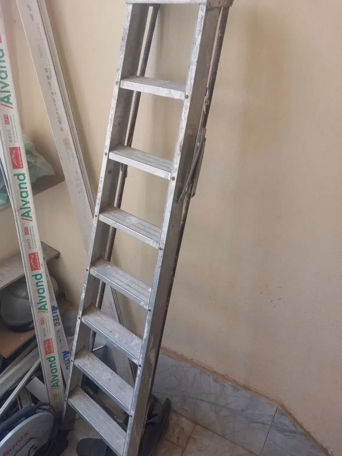 نردبان ۸ پله دومتری|ابزارآلات|شیراز, گویم|دیوار