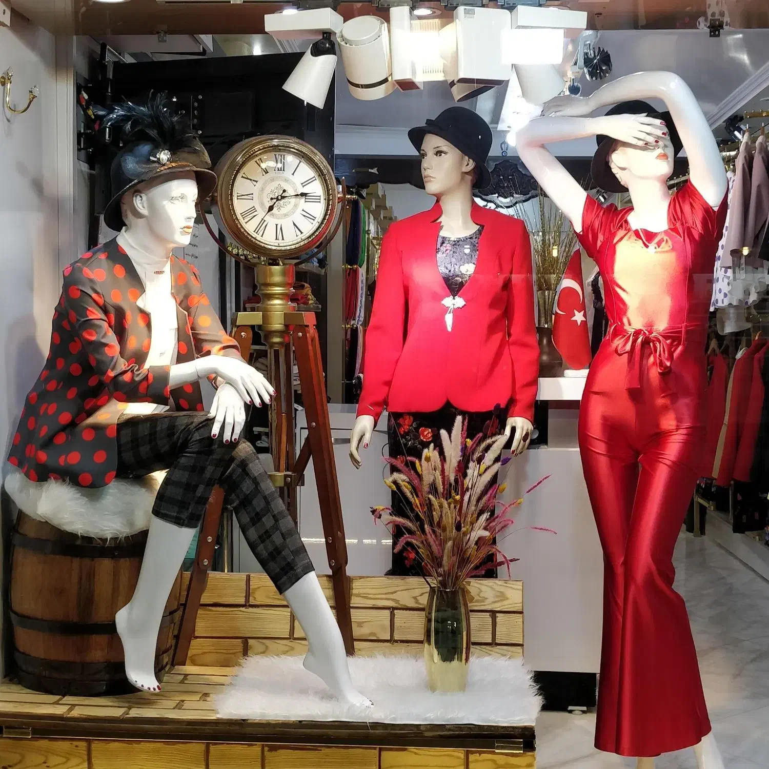 فروش کلیه لوازم و پوشاک مزون لباس شرایط توافقی|لباس|شهرکرد, |دیوار