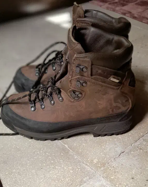 کفش کوهنوردی Lomer چرم طبیعی سایز 40 سالم|کیف، کفش، کمربند|قم, زنبیل آباد|دیوار