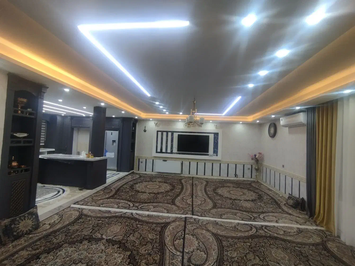 ساختمان سه طبقه 210متری سه نبش گلدشت شرقی خ لاله|فروش خانه و ویلا|خرم‌آباد, |دیوار