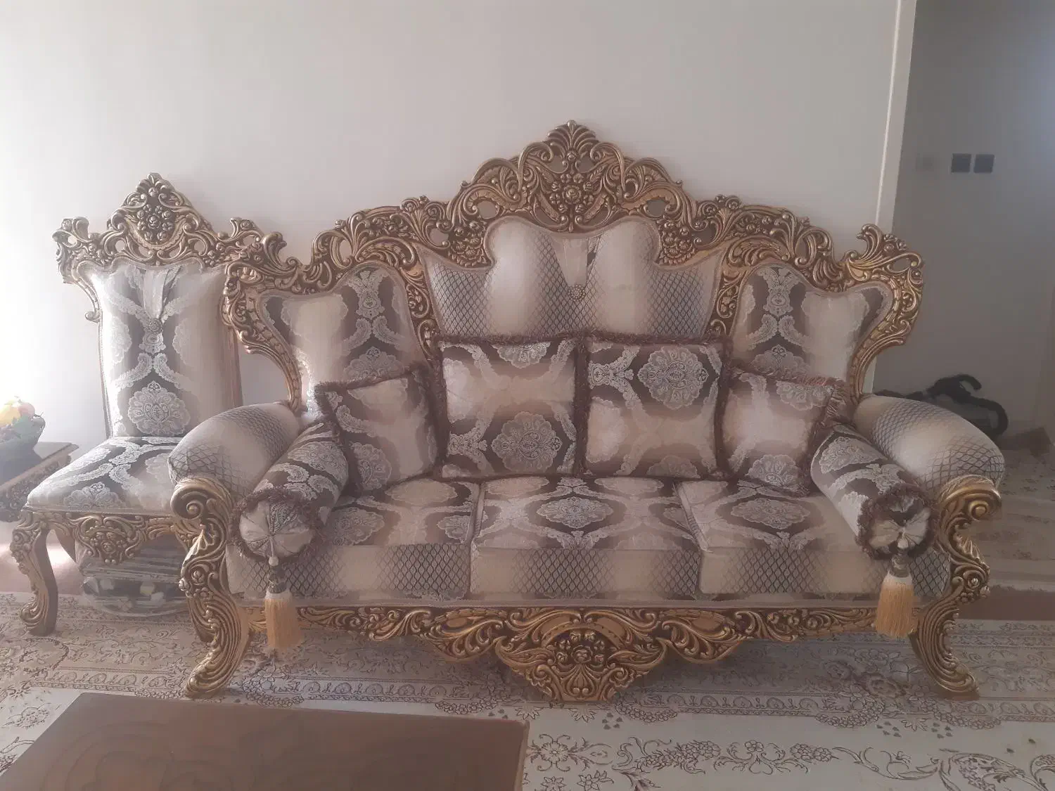 مبل سلطنتی وسه تا کل میز بزرگ وسط وکنار مبلی|مبلمان خانگی و میز عسلی|شیراز, سجادیه|دیوار