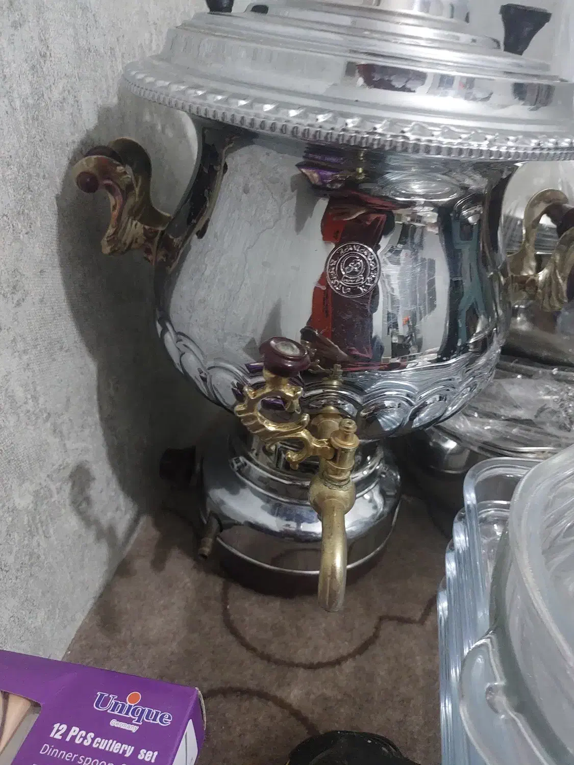 سماور قدیمی جنس کاملابرنج|سماور، چایساز، قهوهساز|قم, دروازه چوبی|دیوار