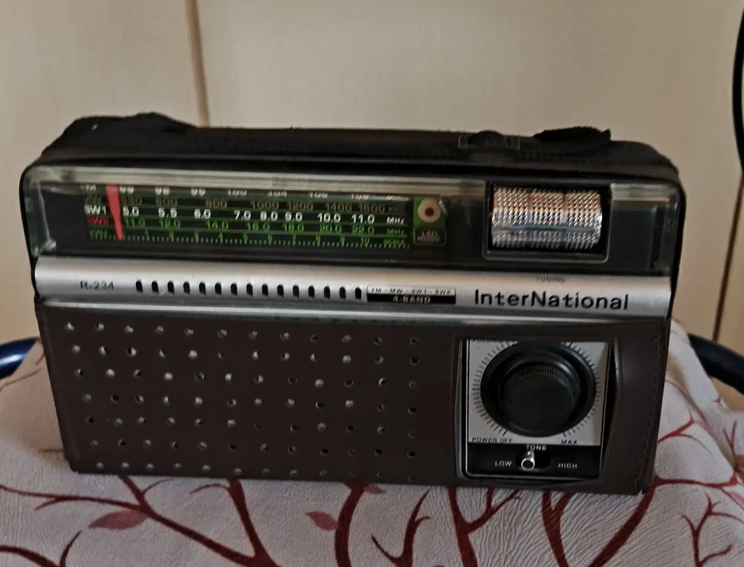 رادیو قدیمی|کلکسیون اشیاء عتیقه|نور, |دیوار