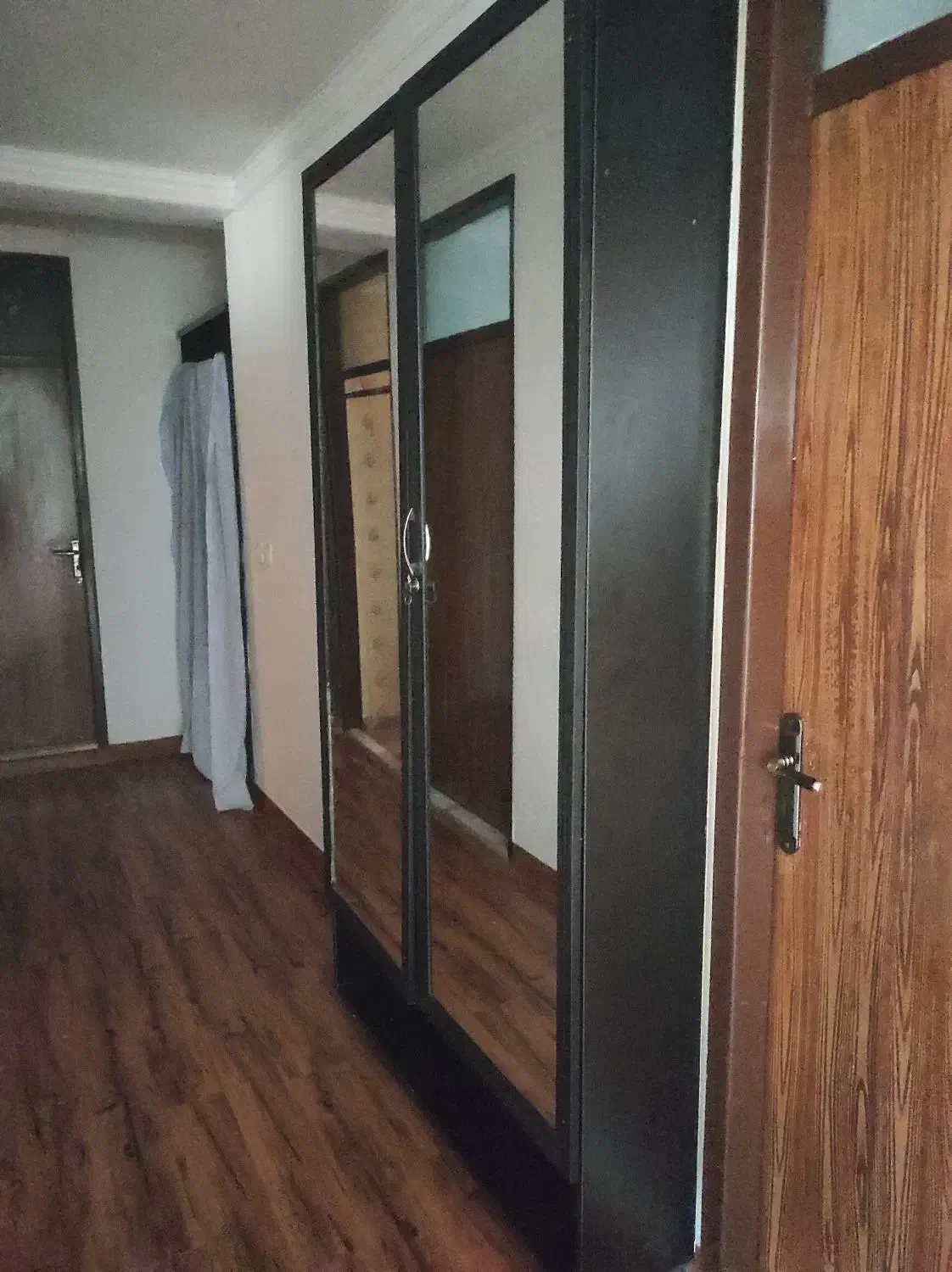 کمد دیواری برای آویز لباس و آینه قدی|کتابخانه، شلف، قفسه‌های دیواری|ساری, |دیوار