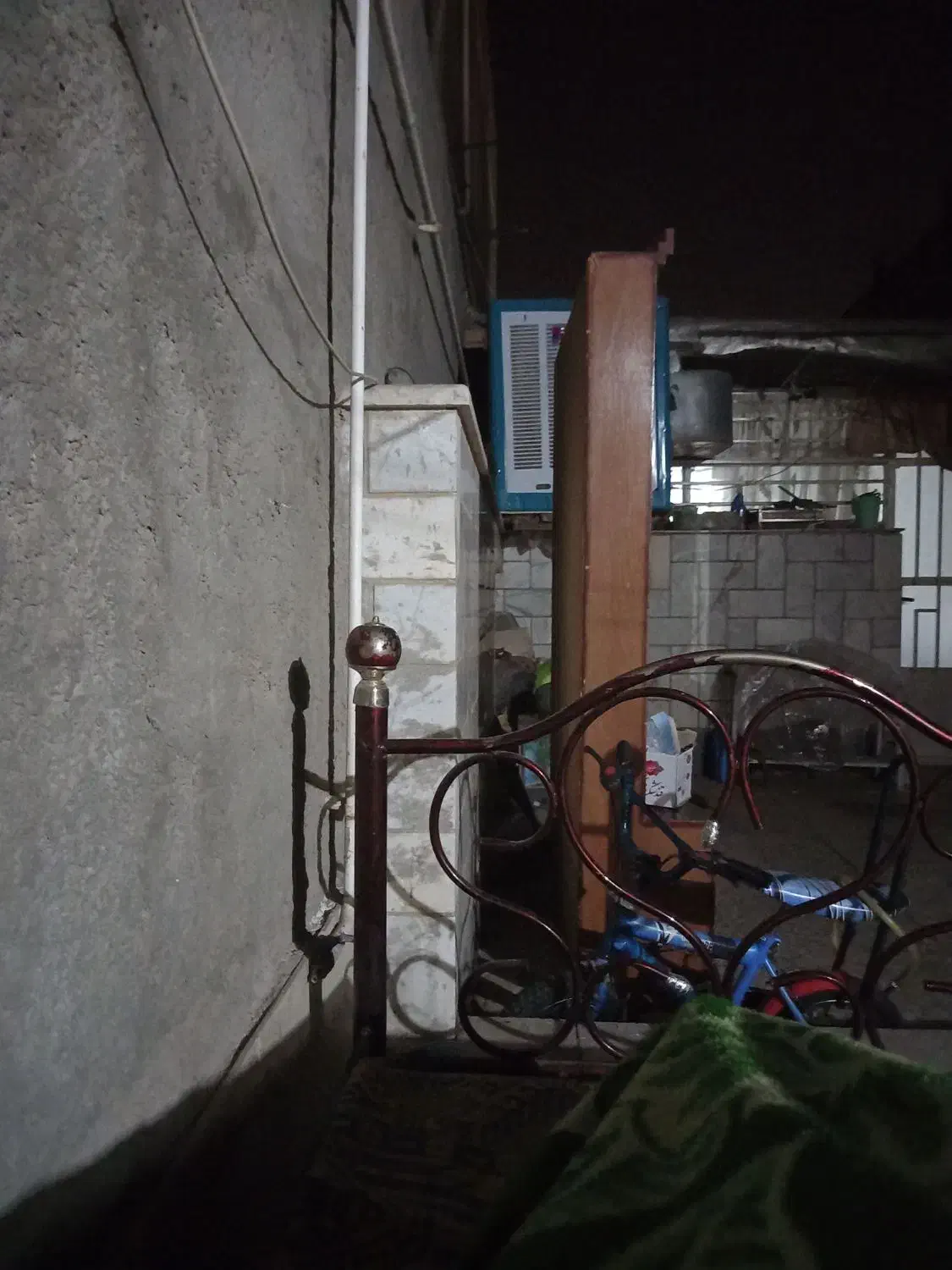 تخت ۱نفره فرفورژه فروشی  وتمیز کردن کله پاچه ۳سوت|تخت و سرویس خواب|کرمان, |دیوار