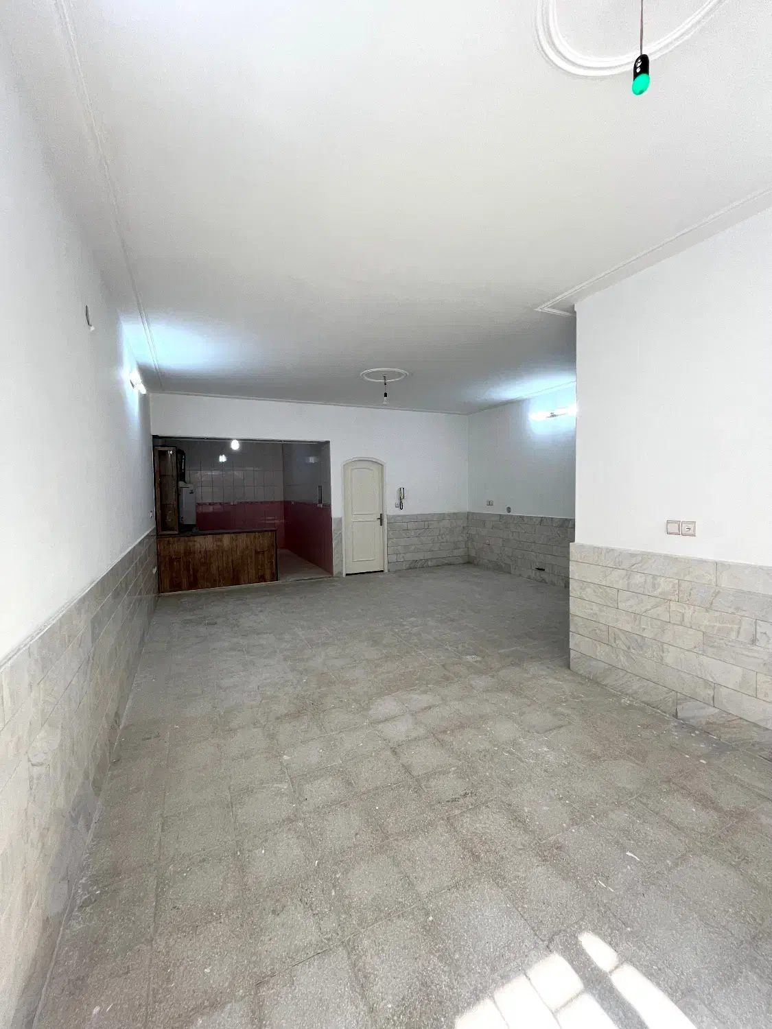 منزل بسیار تمیز و دلباز|اجارهٔ خانه و ویلا|قم, دروازه چوبی|دیوار