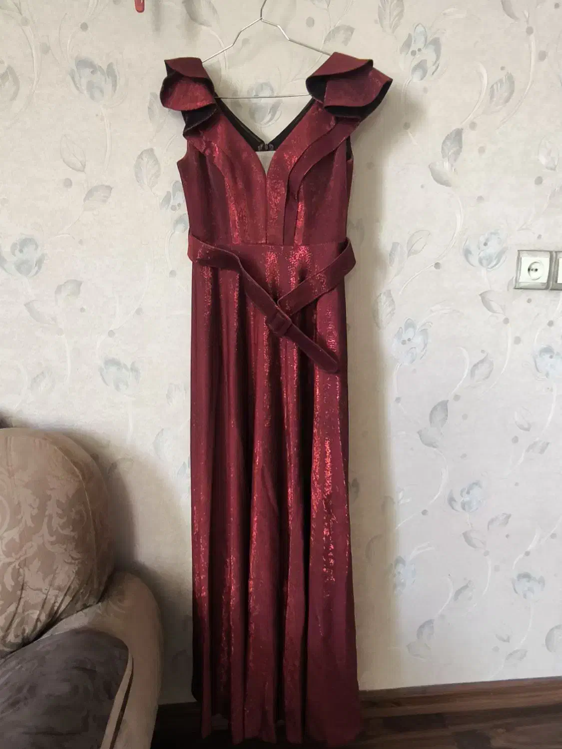 لباس مجلسی زرشکی|لباس|صدرا-فارس, فاز ۱|دیوار