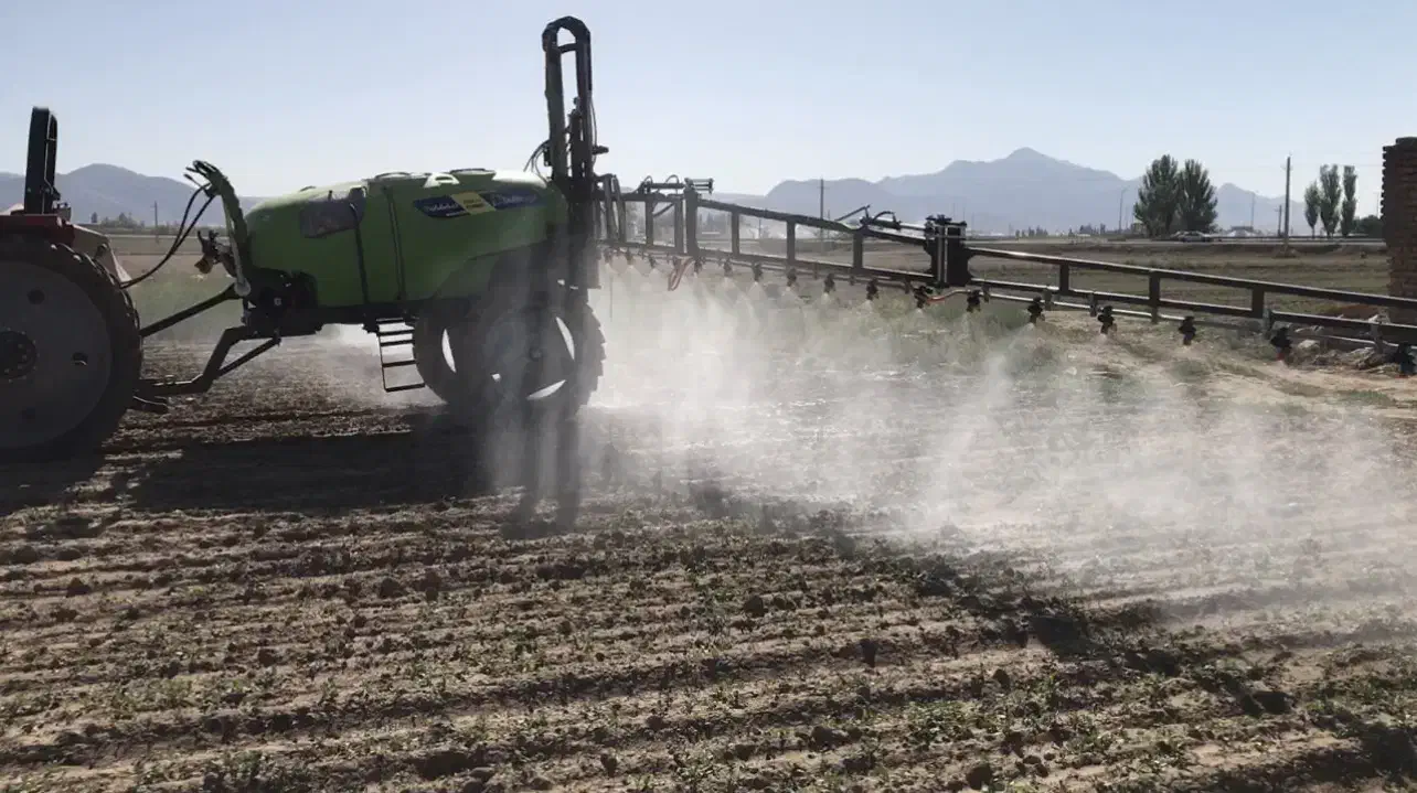 سمپاش بوم دار تمام هیدرولیک ۲۰۰۰ لیتری درخشان|ماشین‌آلات صنعتی|اصفهان, عباس‌آباد|دیوار