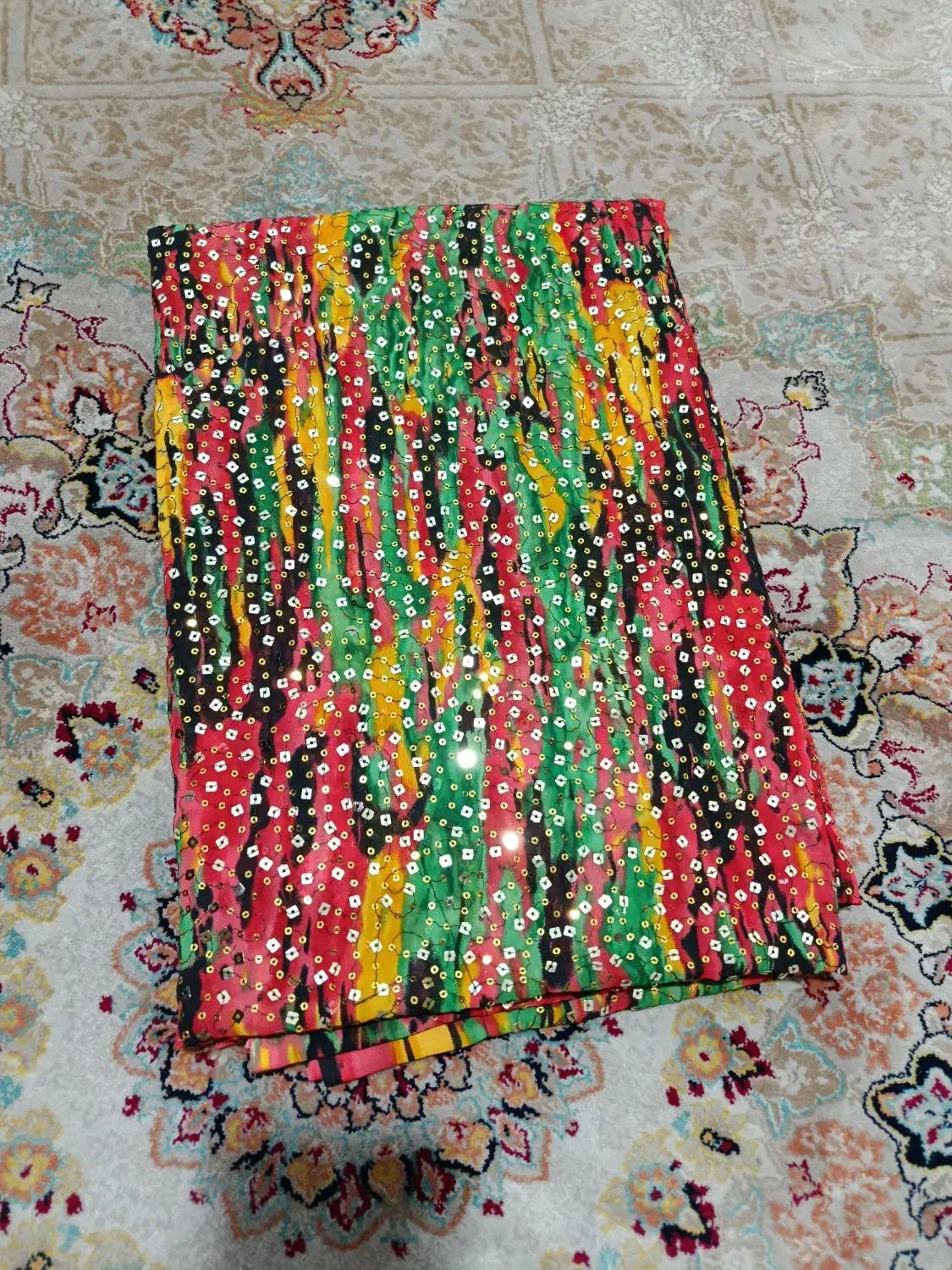 سه قواره پارچه|لباس|قروه, |دیوار