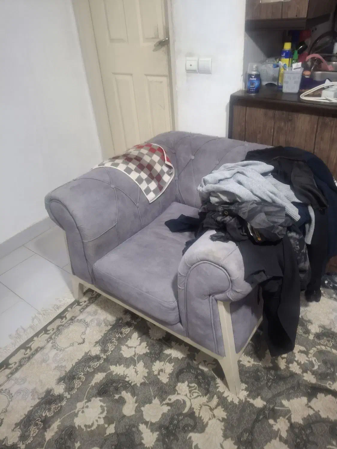 یه مبل چهار نفره چستر و یک مبل تک نفره چستر|مبلمان خانگی و میز عسلی|بومهن, |دیوار