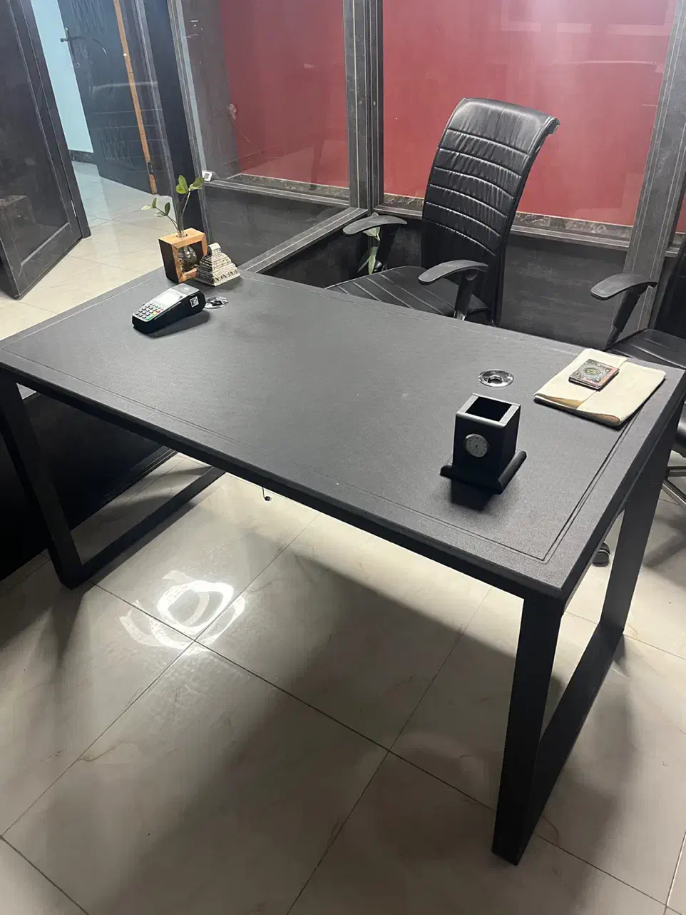 میز مدیریت از برند جوان|مبلمان اداری|پرند, فاز ۰|دیوار