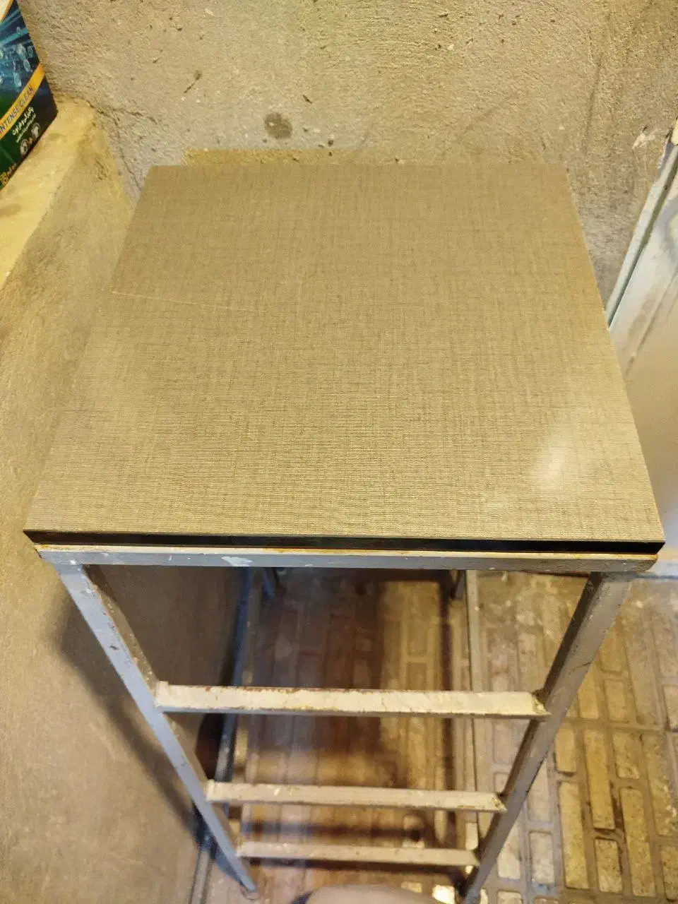 چهار پایه فلزی و منقل ایستاده|صندلی و نیمکت|کرمانشاه, |دیوار