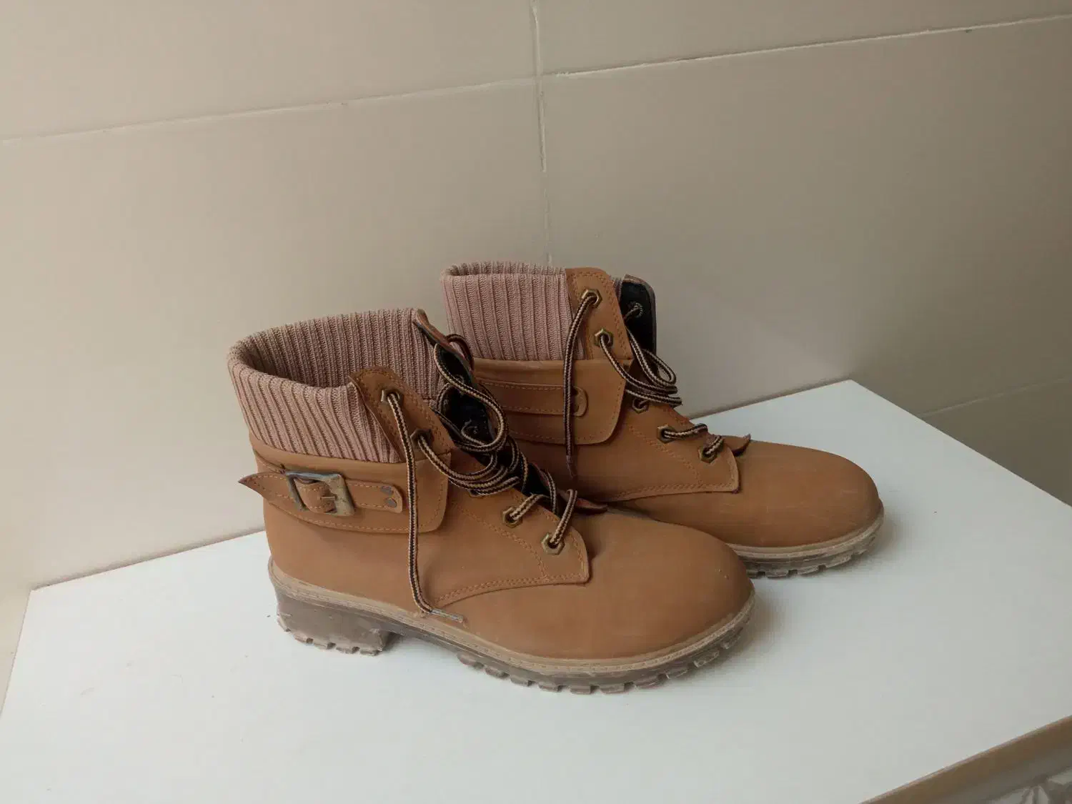 نیم بوت|کیف، کفش، کمربند|اوز, |دیوار