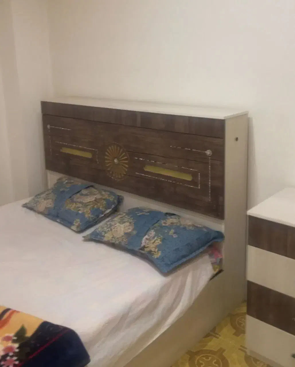 تخت به همراه تشک و میز دراور اینه دار|تخت و سرویس خواب|شاهینشهر, خبرنگار|دیوار