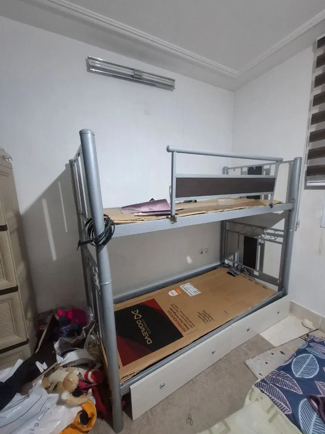 تخت دوطبقه|تخت و سرویس خواب|قم, طلاب غیر ایرانی|دیوار