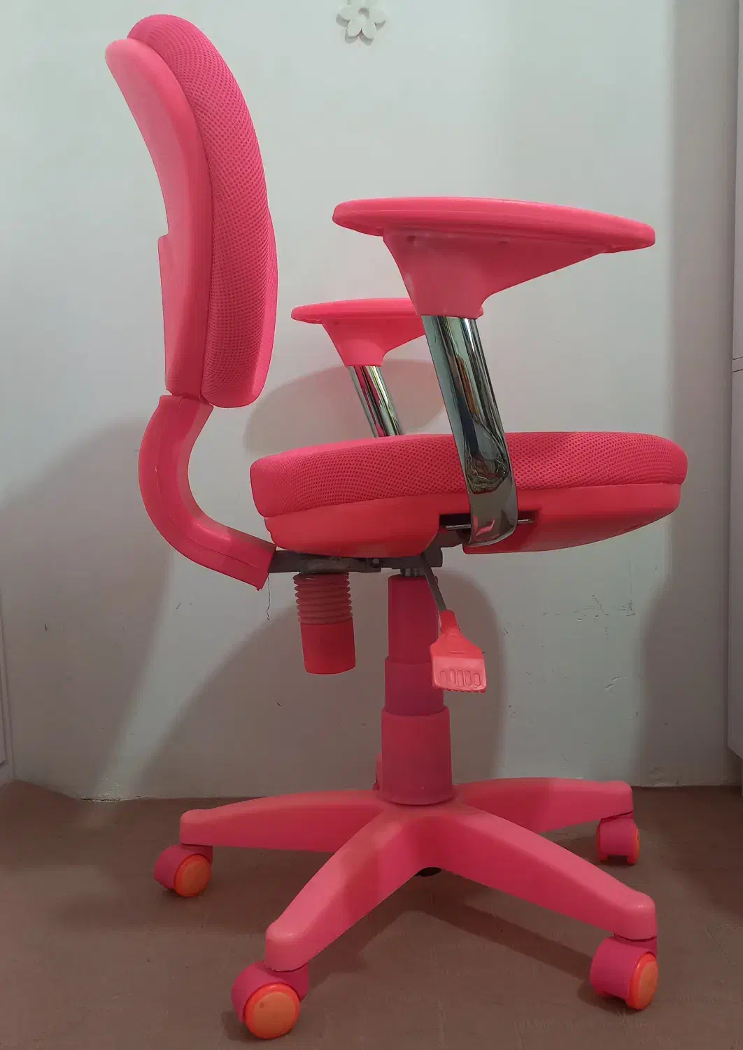 صندلی چرخدار درحدنو|صندلی و نیمکت|گلبهار, شهر جدید گلبهار|دیوار