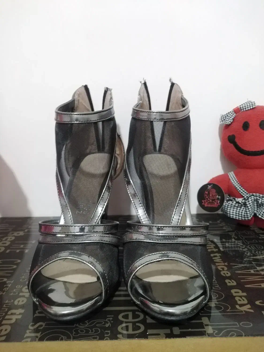 کفش مجلسی|کیف، کفش، کمربند|باسمنج, |دیوار