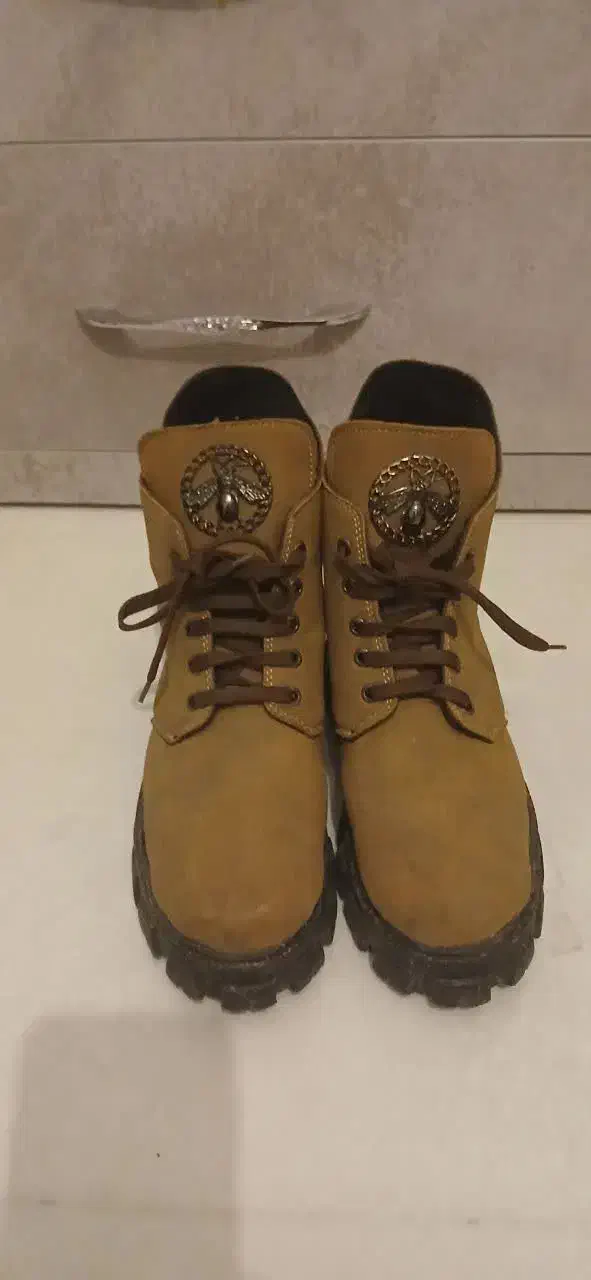 بوت ساق دار|کیف، کفش، کمربند|صدرا-فارس, فاز ۱|دیوار