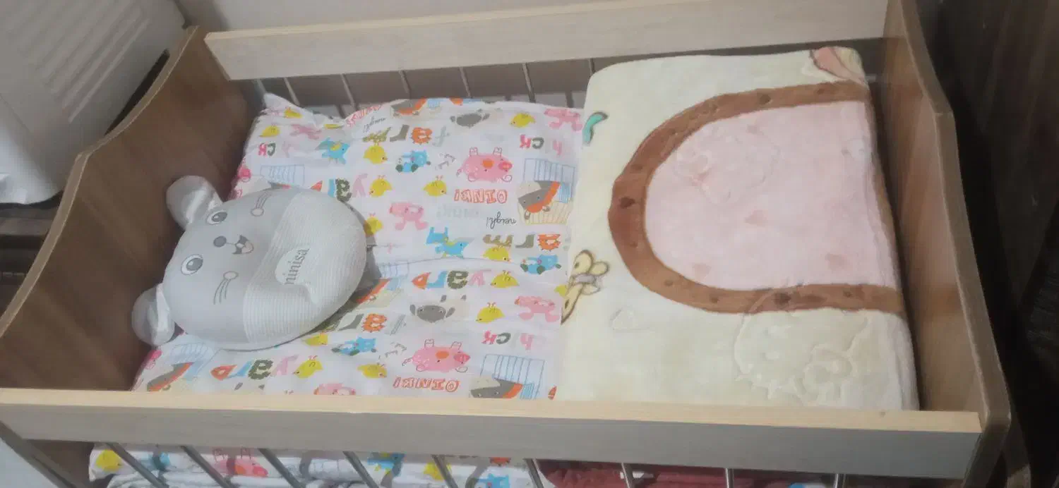 تخت کودک|تخت و صندلی بچه|شیراز, دارالرحمه|دیوار