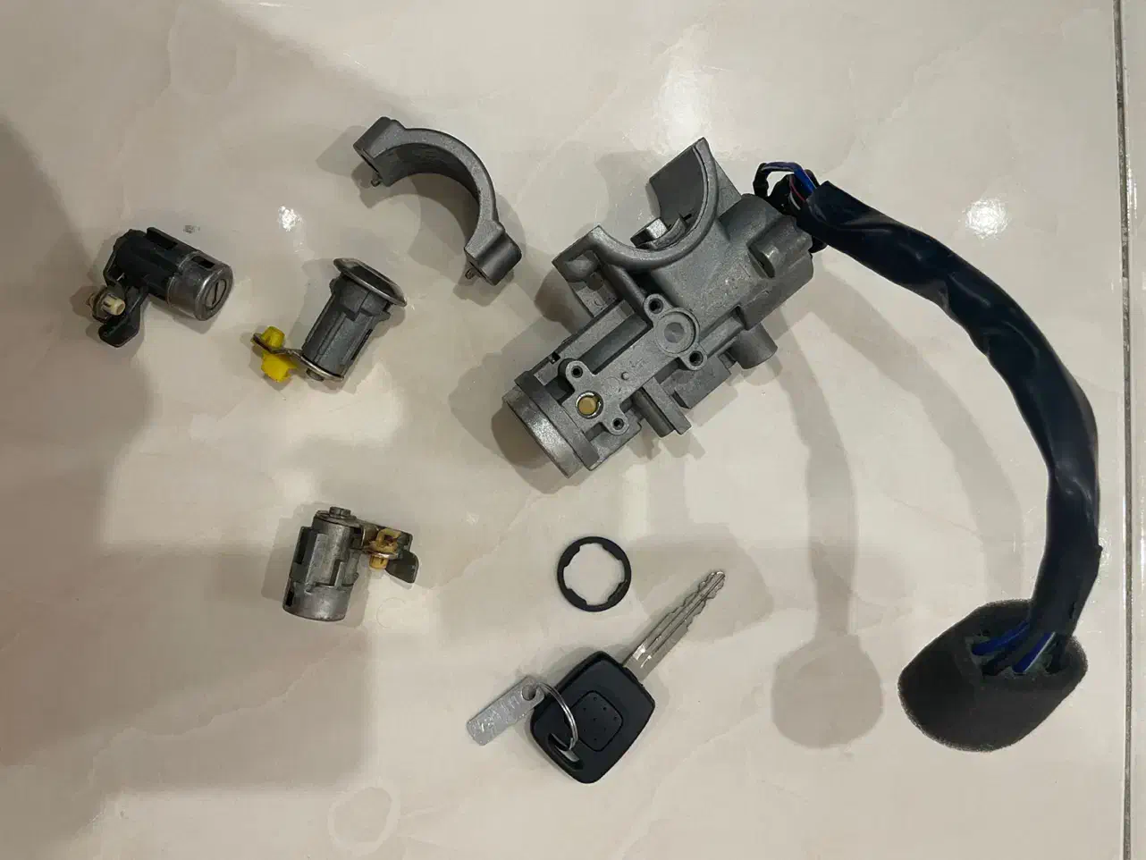 سوئیچ و مغزی استارت و مغزی درب ها خودرو موسو|قطعات یدکی و لوازم جانبی|تهران, سلیمانی|دیوار