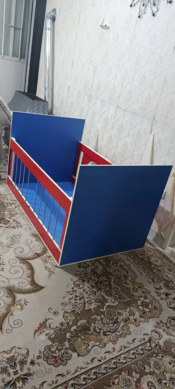تخت کودک.قیمت۳۵۰هزار|تخت و صندلی بچه|بروجن, |دیوار