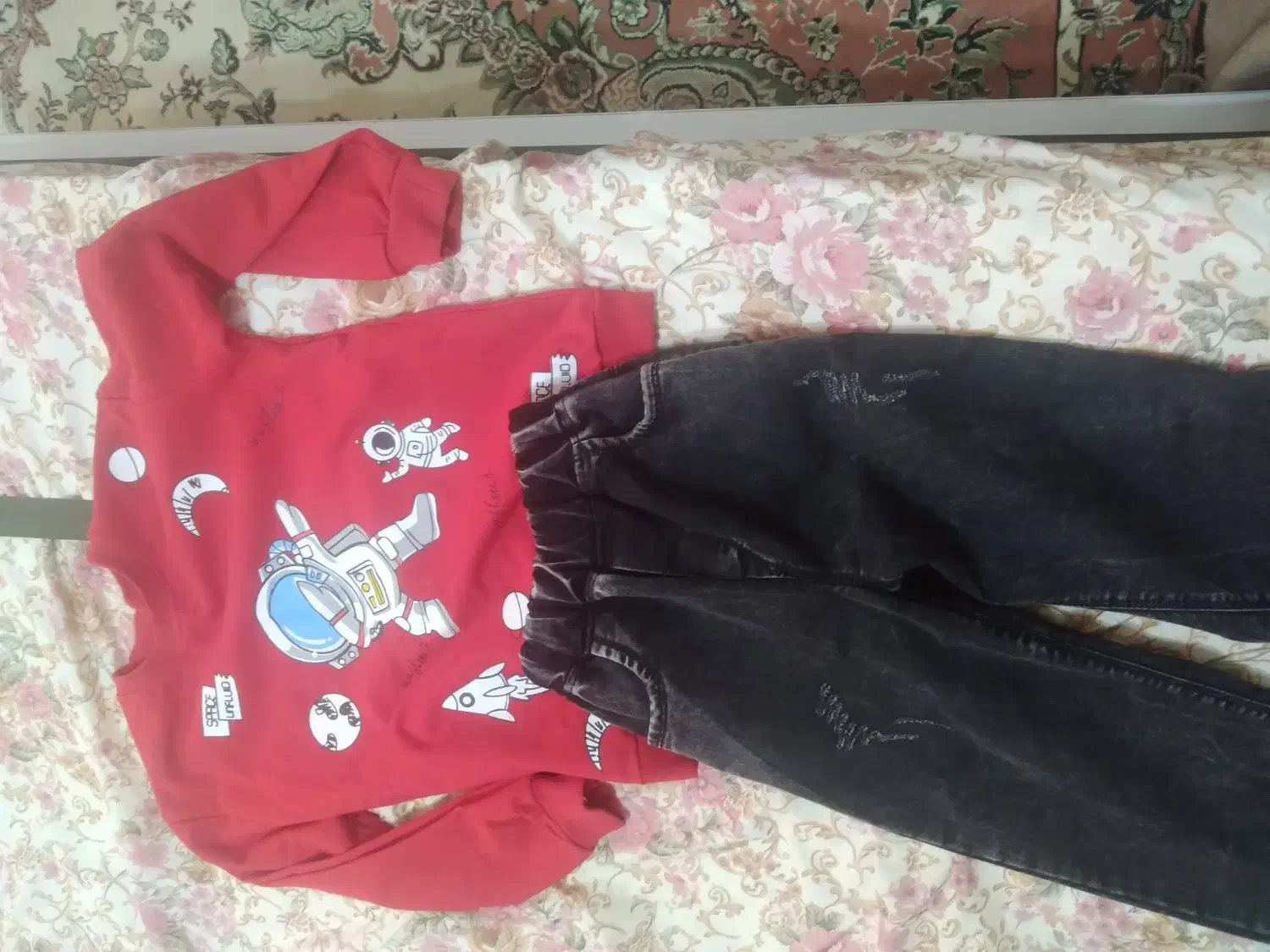 فضانورد با شلوار لی|کفش و لباس بچه|قم, انسجام|دیوار