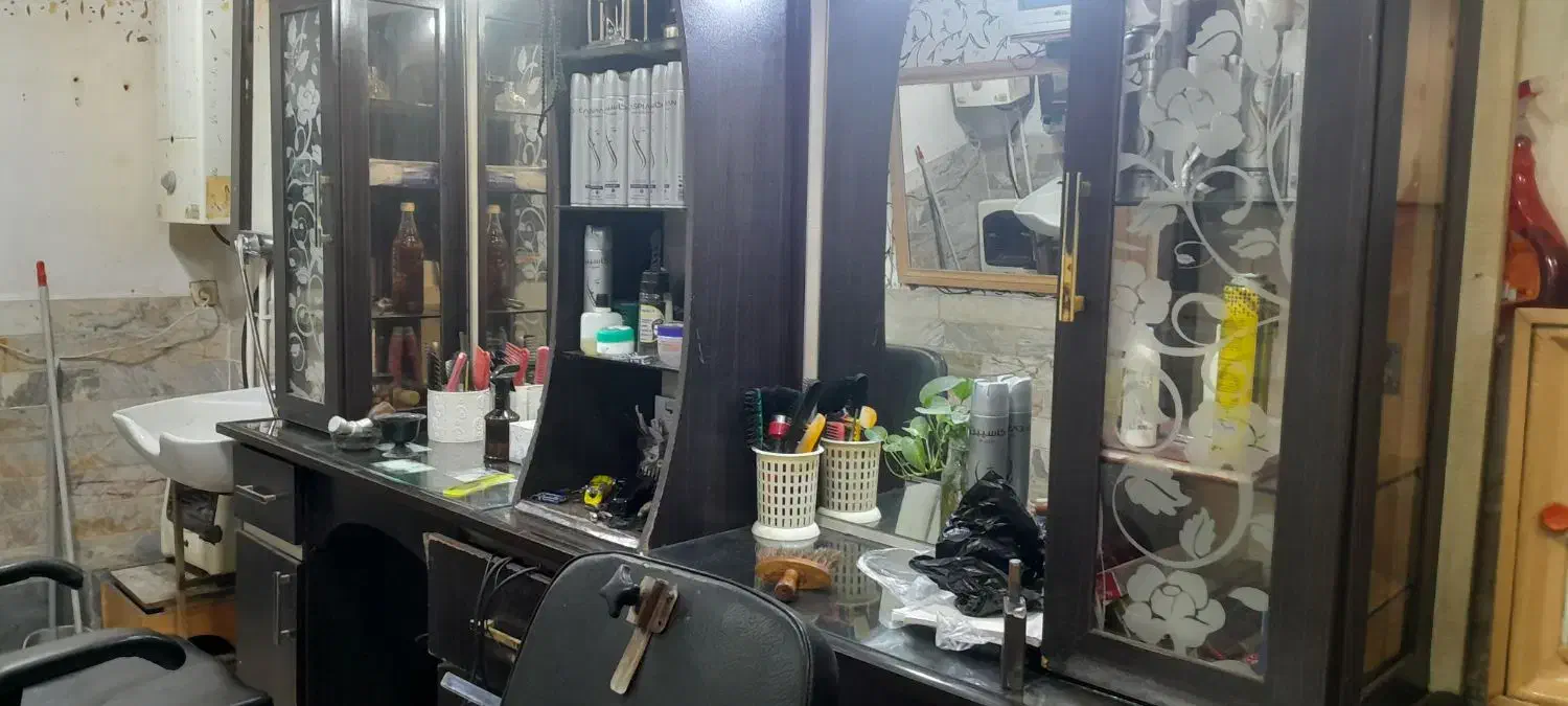 میزکار آرایشگری با آینه|آرایشگاه و سالن‌های زیبایی|رشت, سلیمانداراب|دیوار