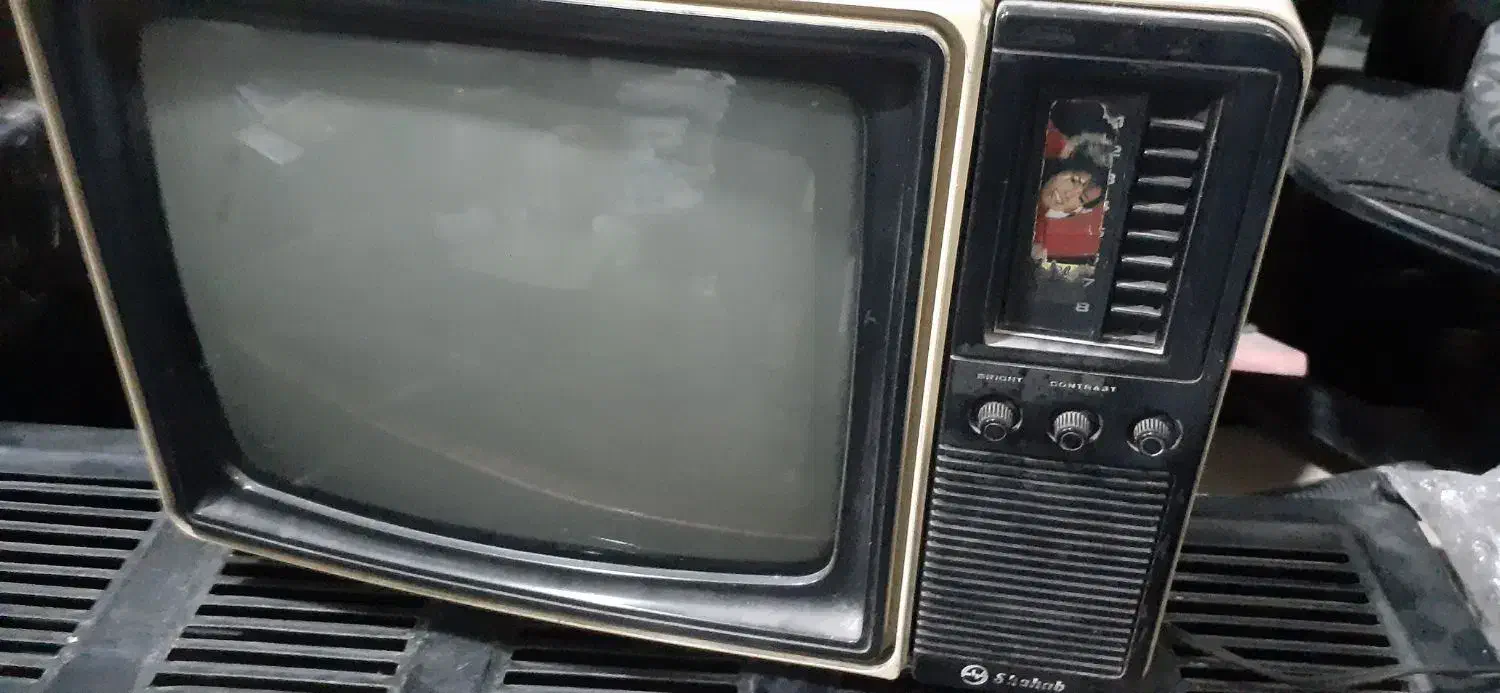 تلوزیون کوچک قدیمی در سمساری امیری|تلویزیون و پروژکتور|تبریز, |دیوار