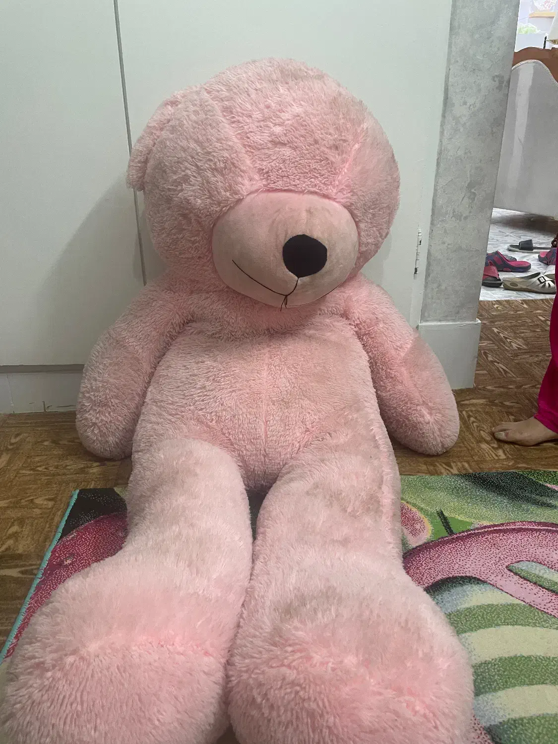 عروسک بچگانه|اسباب‌بازی بچه|رباط‌کریم, رباط‌کریم|دیوار