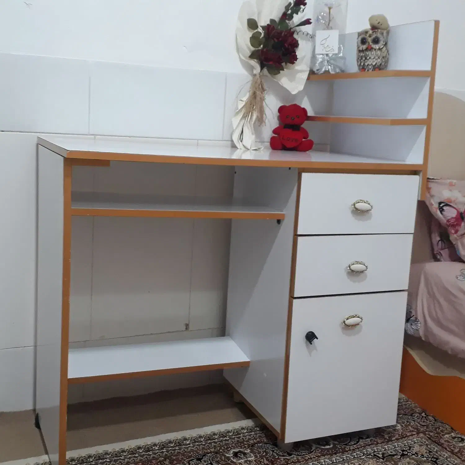 میز تحریر|میز تحریر و کامپیوتر|قم, ژاندارمها|دیوار