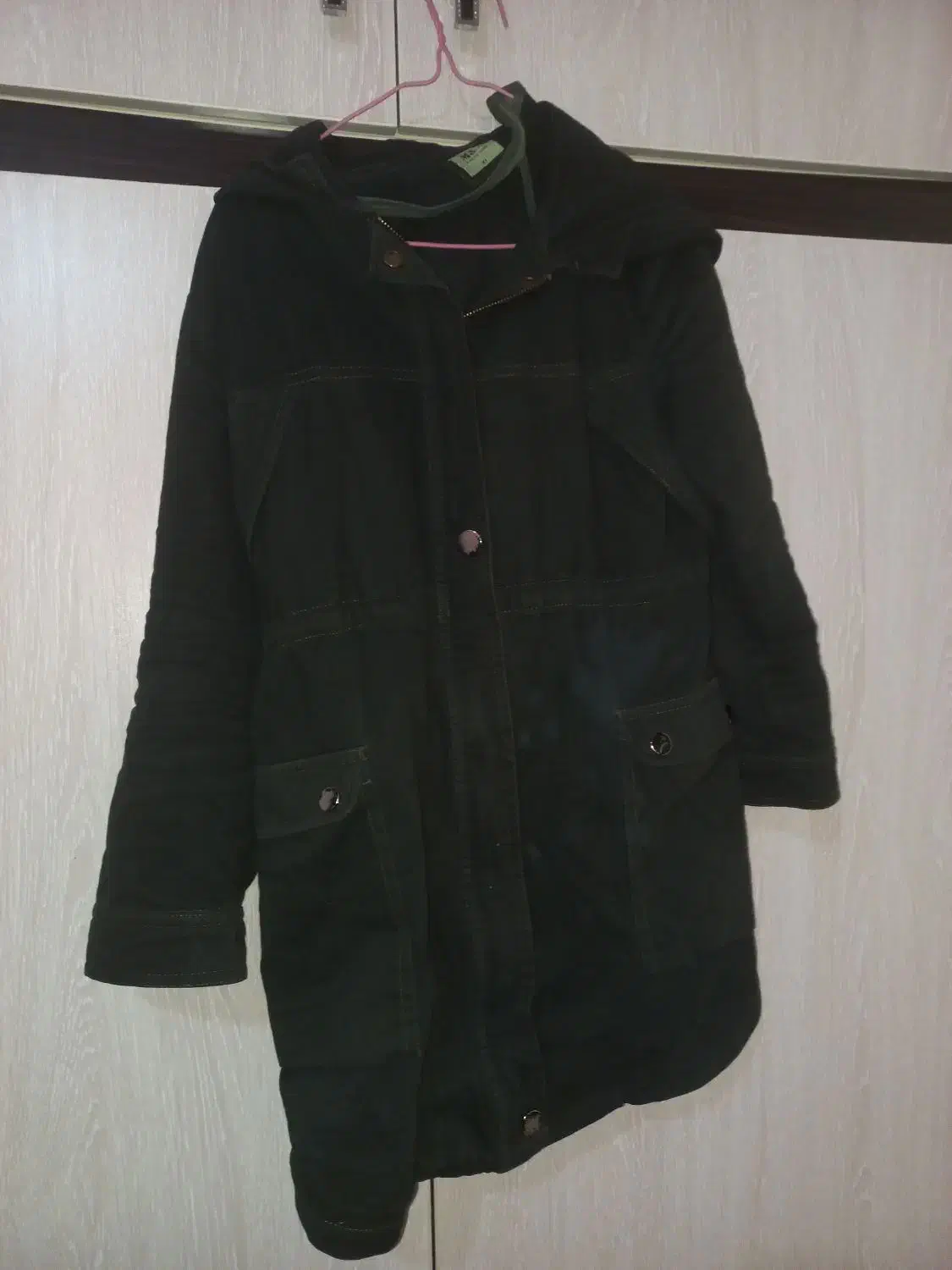 پالتو سبز یشمی کلاهدار|لباس|صدرا-فارس, فاز ۱|دیوار