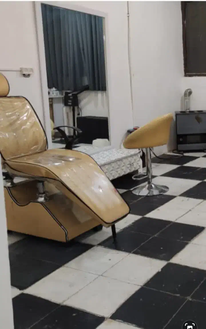 فروش صندلی وآینه ومیزناخن آرایشگاه|آرایشگاه و سالن‌های زیبایی|خرم‌آباد, |دیوار