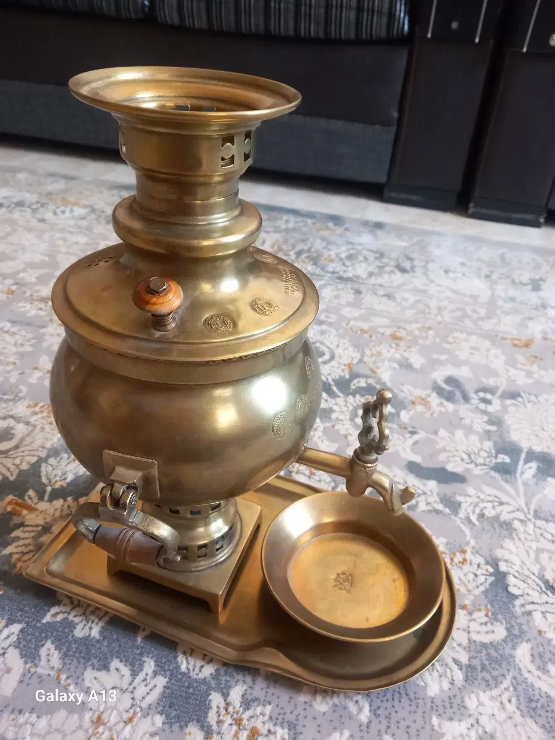 سماور ذغالی برنجی|کلکسیون اشیاء عتیقه|چهارباغ, |دیوار