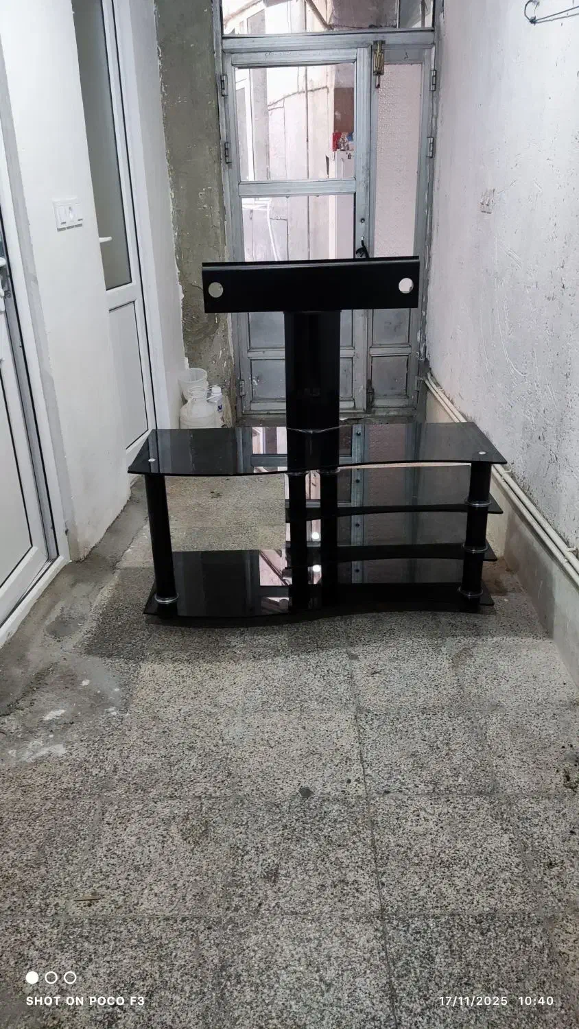 میز تلویزیون شیشه‌ای مشکی تمیز و سالم|میز تلویزیون|سردشت, |دیوار