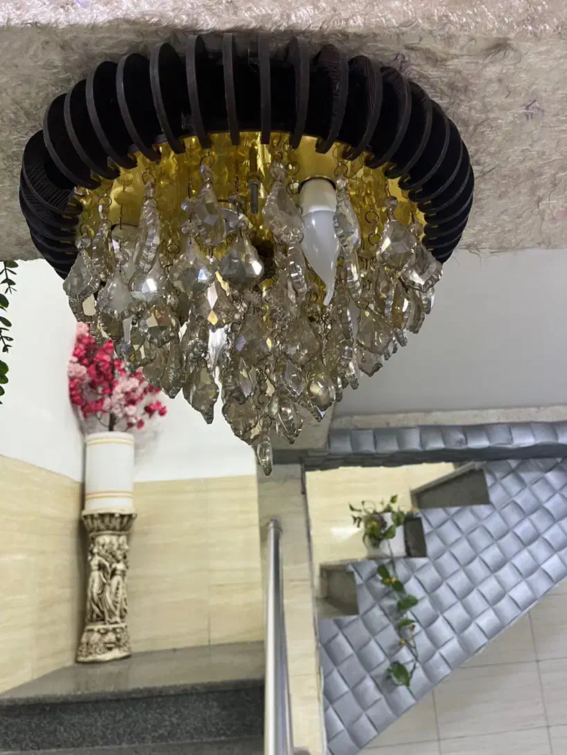 ۲ عدد لوستر  سقفی و ۱ عدد لوستر راه پله|لوستر و چراغ آویز|رشت, چمارسرا|دیوار