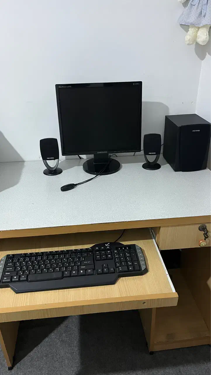 فروش مانیتور و میزکامپیوتر در حد نو|قطعات و لوازم جانبی رایانه|رشت, دیانتی|دیوار