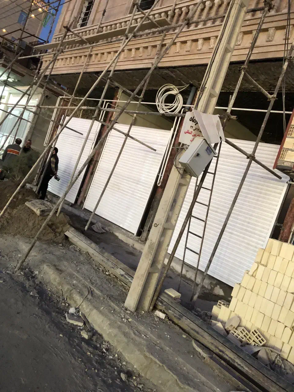 نصب درب کرکره و شیشه سکوریت|خدمات پیشه و مهارت|زاهدان, |دیوار