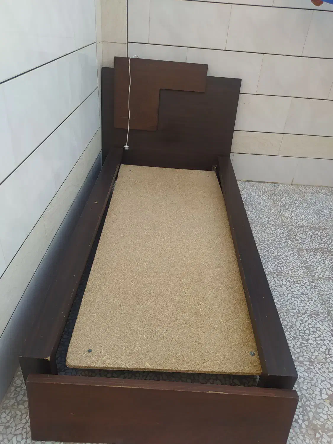 تخت یکنفره سالم با چراغ خواب وکفی|تخت و سرویس خواب|خمینیشهر, |دیوار