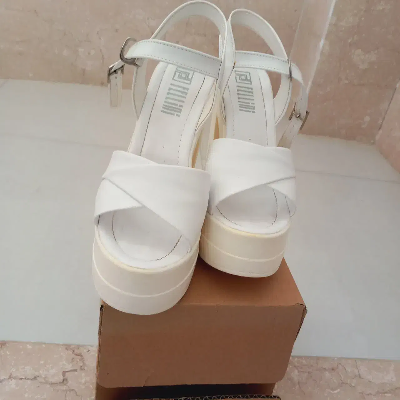 کفش پاشنهبلند|کیف، کفش، کمربند|خوی, |دیوار