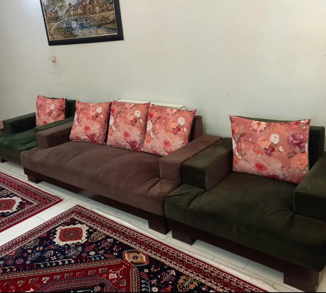 مبل مبلمان همراه با عسلی و گل میز گلمیز در حد نو|مبلمان خانگی و میز عسلی|صدرا-فارس, فاز ۱|دیوار