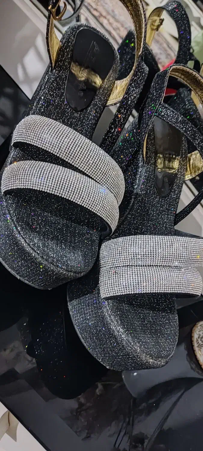 کفش مجلسی|کیف، کفش، کمربند|پرند, فاز ۴|دیوار