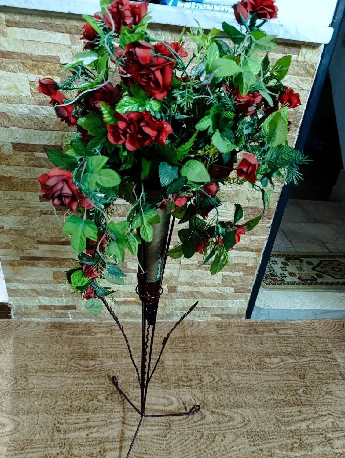 گل و گلدان پایه دار فلزی|گل مصنوعی|قدس, شهرقدس|دیوار