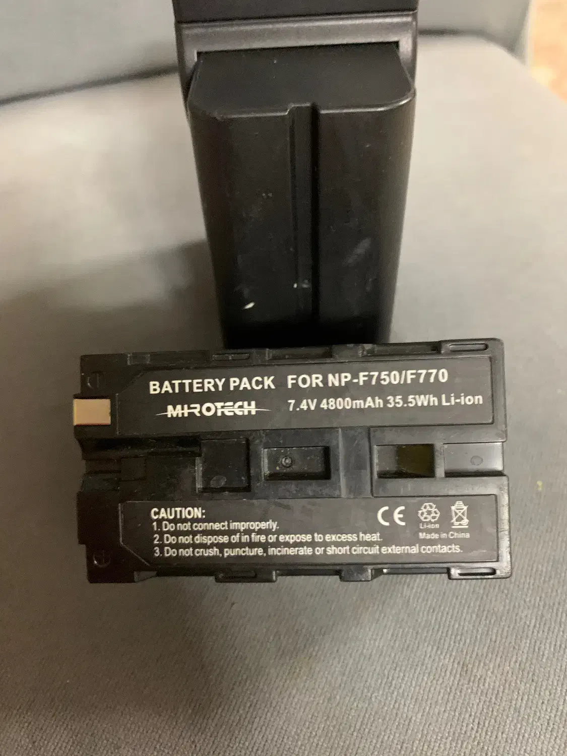 باتری یدک سونی ۲ عدد همراه تراور شارژ|دوربین عکاسی و فیلم‌برداری|ری, علایین|دیوار