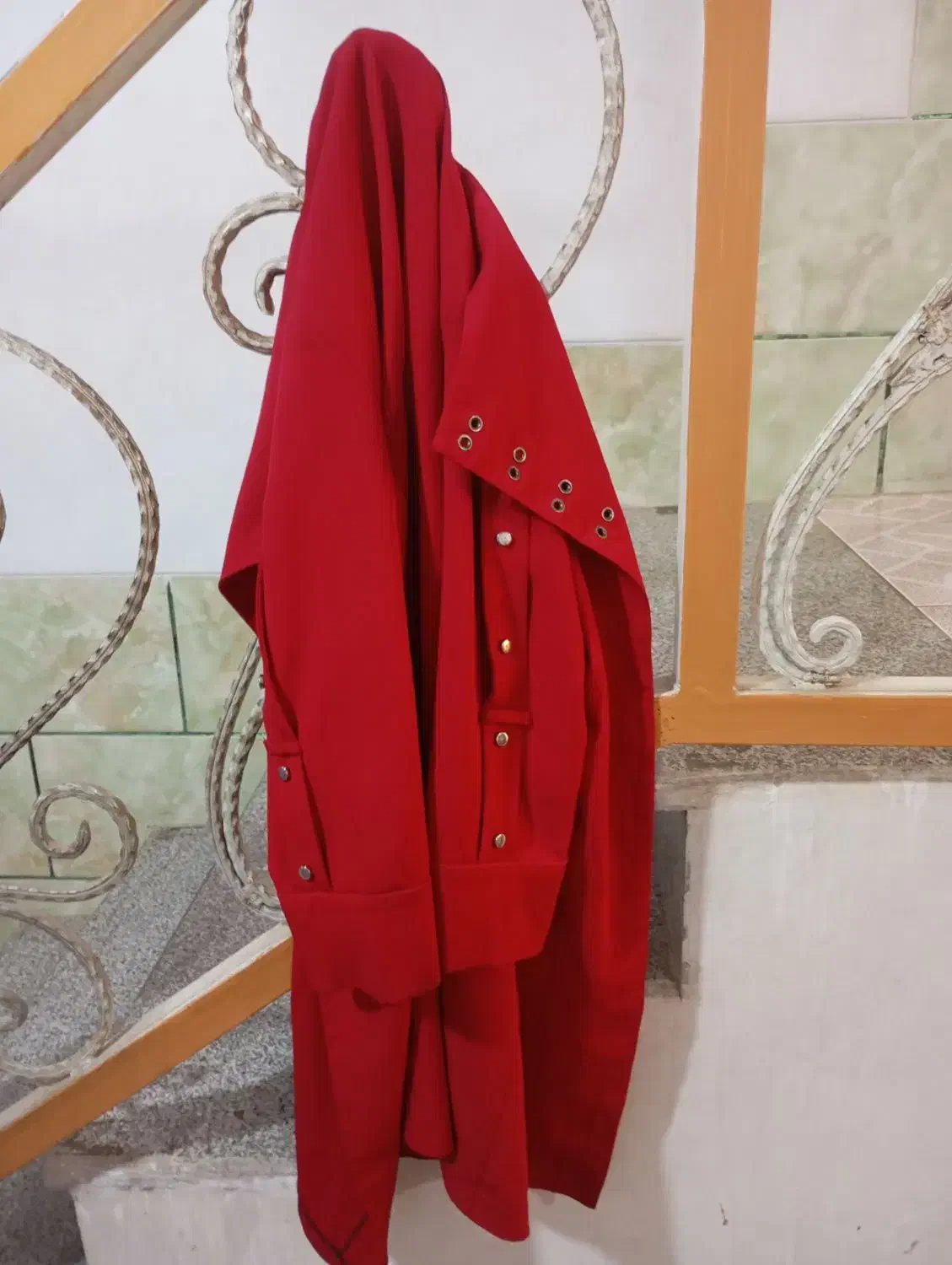 کاپشن|لباس|شیراز, کوشک میدان|دیوار