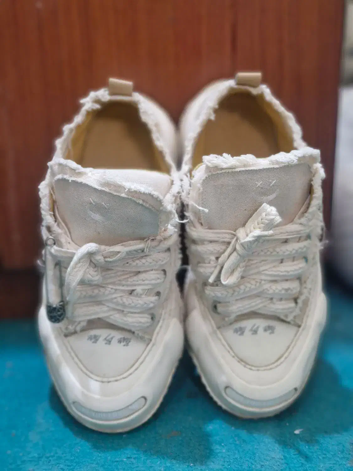 کفش نو|کیف، کفش، کمربند|اصفهان, باغ دریاچه|دیوار