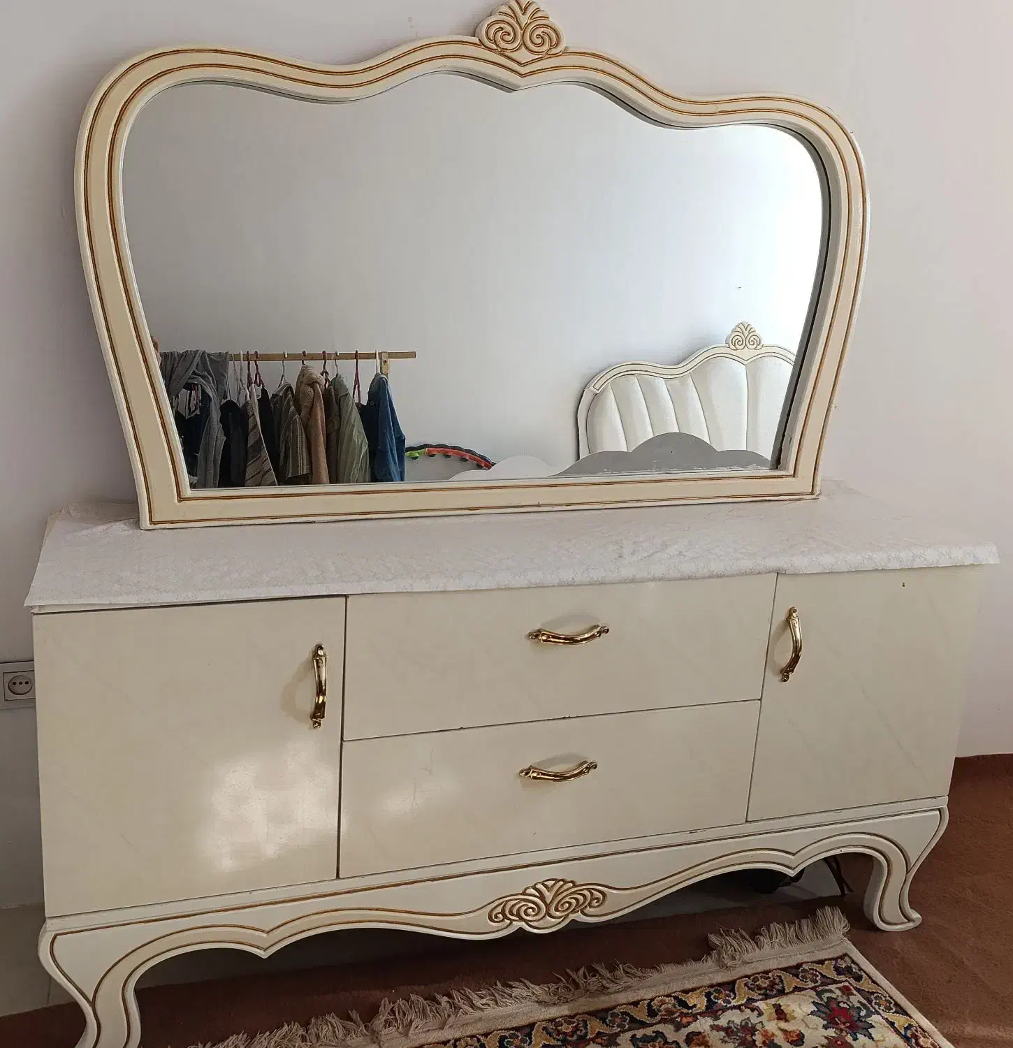 تخت خواب و میز آرایش وپاتختی|تخت و سرویس خواب|هشتگرد, گلسار|دیوار