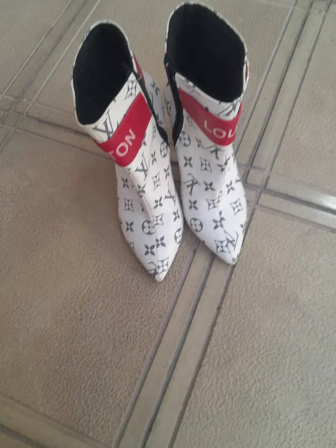 کفش|کیف، کفش، کمربند|خوی, |دیوار