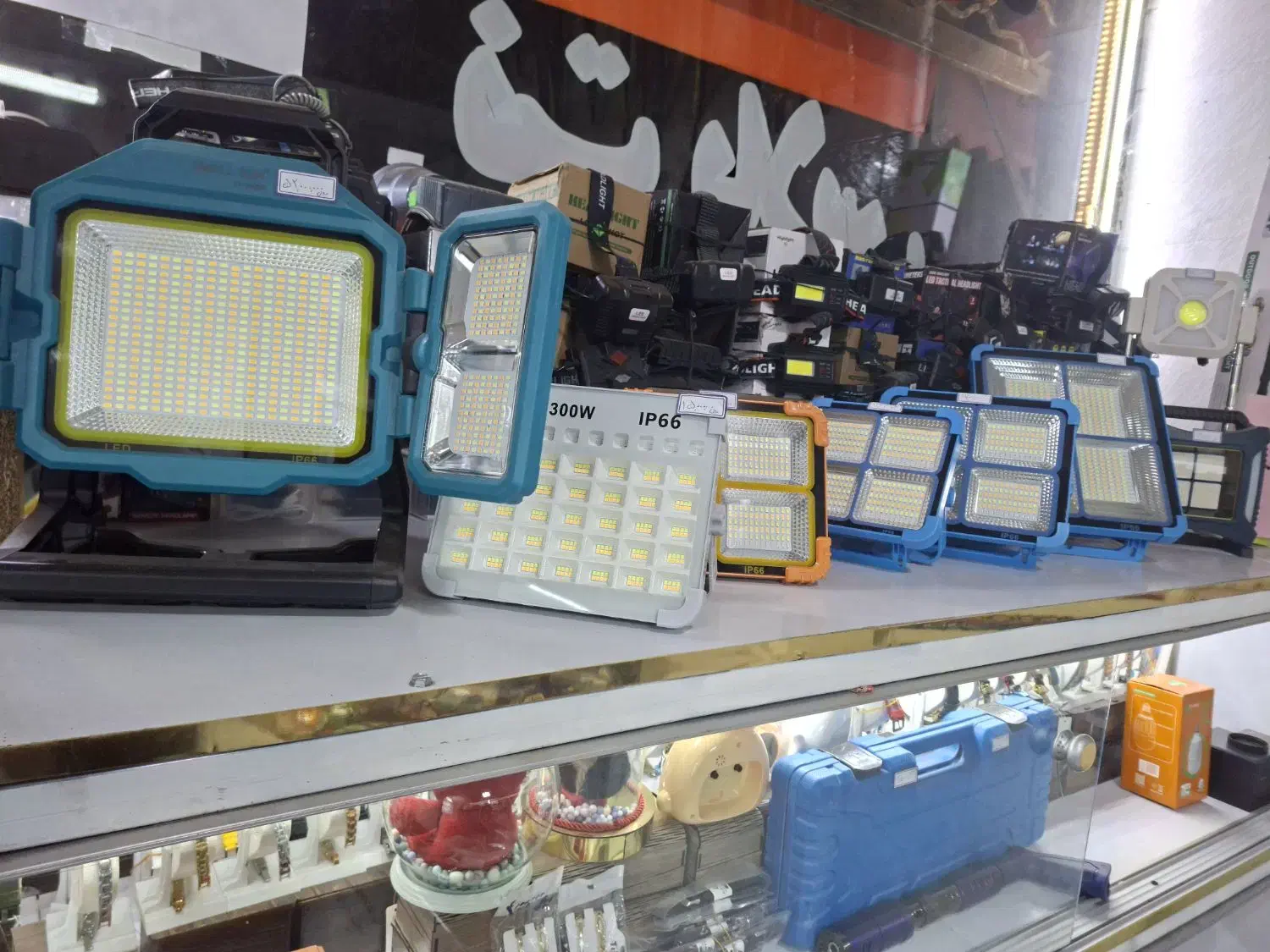 پروژکتور خورشیدی و چراغ کمپ|لامپ و چراغ|خوی, |دیوار